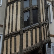 poteaux de colombage accueillants  un escalier debillardé