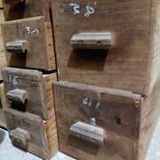 Lot de 62 casiers anciens, vides de menuisier
