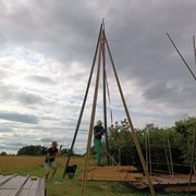 test de la grue : je tire, mon papa pèse de ses maigres kilos sur le tas de bois suspendu. Check !