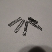 De d. à g. : ressort original, premier essai irrégulier, les 3 suivants satisfaisants.