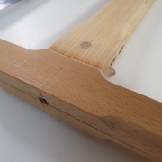 Côté fixe juste vissé pour rester démontable (tourillon améliorant la tenue en bois de bout)