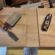 Un petit coup de rabot à paume pour finir de nettoyer.