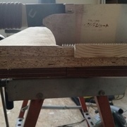 Utilisation d'un guide pour maintenir la planche à scier sans serre-joint - la scie coupe en tirant du coupe ça plaque la planche contre le guide qui, lui, est fixé