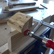 Gabarit de perçage réalisé avec des chutes.