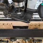 Réalisation des assemblages à la Shaper Origin. Passe à la fraise droite pour dégrossir puis finition fraise queue d'arronde sur les pièces de chêne.