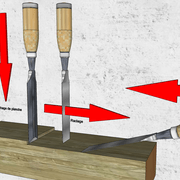 2/ En le frappant sur le manche au maillet ou à la paume