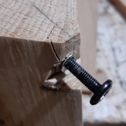 La petite cale magique (dans le coin) et un pied éclaté (réparé à la superglue)