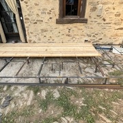 Structure en acier encrée au sol