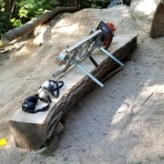 L'équipement de base, masque, casque, guide de coupe attaché à la scie.