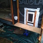 une petite planche provisoire pour l'accès et à coté l'entrée d'air de la ventilation