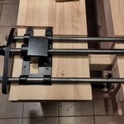 Presse frontale sur son emplacement.