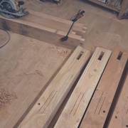 Trait de scie sur les mortaises