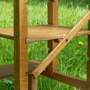 Lame de bois qui pivote et garantit une solidarité de la 2ème marche avec la structure