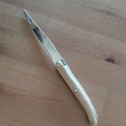 Pose des chevilles en hêtre pour ajuster la silhouette au papier de verre fin.