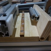 Partie fixe du guide parallèle. Le "T" (ici enlevé) est coincé par un bout de tige filetée monté sur une partie mobile.