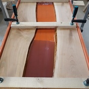 Coulée de 3 mm d'épaisseur pour créer l'étanchéité entre le bois et le coffrage.