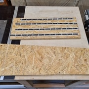 J'ai fait un test sur une chute d'OSB 18mm. Finalement c'est la pièce que j'ai gardée. Le défonçage était difficile même avec la Shaper en raison du grand nombre d'éclats. En théorie le shapertape doit être sur la pièce à usiner mais là j'ai bricolé