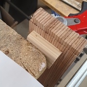 Marche usinée en attente de finition arrondie sur l'avant