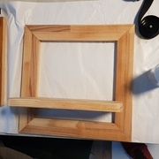 La tablette est collée et vissée par 2 vis à l'arrière