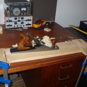 Fabrication de butées sur mesure pour maintenir la planche pendant le dégau.