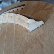 le chevalet est en frêne-du-fond-du-jardin comme le reste du bois massif de l'instrument. Il est réalisé à la défonceuse en mode compas, avec 3 fraises différentes. Il est juste rapporté collé sur la table d'harmonie