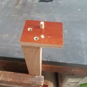 Le pivot arrière fixé sur la pièce