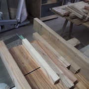 découpe des rainures de fixation par groupes de pièces scotchés entre eux pour les pièces a plat