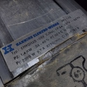 Plaque signalitique du moteur de la scie