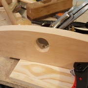 Courbe terminée. Par le trou, on voit la surface plus importante de la seconde version pour soutenir le fer.