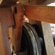 Voici le bras excentré sur la poulie qui est fixé avec un roulement à billes sur le bras inférieur de la scie