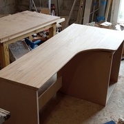 Montage à blanc (on distingue peu le cintrage du plateau sur le piétement gauche)