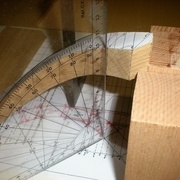 à nouveau à l'aplomb dans la partie droite haute