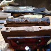 Scie japonaise de poche visible en bas à droite