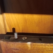 La charnière male en partie haute sur la porte