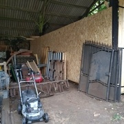 le coté intérieur du hangar est fermé en osb