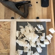 Corroyage. On fixe la planche comme on peut...