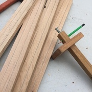 Traçage au trusquin de la largeur du manche