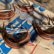 Puis ponçage pour restituer un semblant de 1/4 de rond et collage sur les têtes