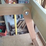 pied se repliant sous le repose pied.Les lattes ne sont pas encore posées