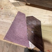 Clairement il faut mettre à la teinte le placage de restauration !