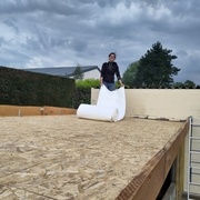 Pose de la protection en feutre non tissé pour pas que la bâche soit percée par des petites échardes ou des vis