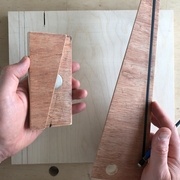 A gauche l'aimant partiellement recouvert, à droite la tige métallique incrustée