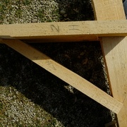 Le renfort d'équerre s'appuie sur une encoche dans le montant découpée après traçage à la mesure.