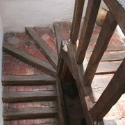 Escalier ancien issu des charpentiers de petite cognée à base de bois équarris et potelets