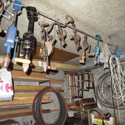 Les engins de torture ! à portée de main au dessus à gauche de l'établi