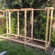 Les traverses qui relient les poteaux sont usinés (mi-bois) et fixées à la structure.