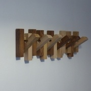 Mise en place au mur. Fixation par cheville, vis fondu dans une rainure en T.