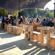 WE assemblage avec pour voisins de palettes l'association "on est pas que des cageots"