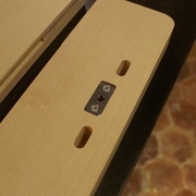 Platine vissée au pied