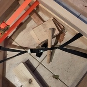 En tordant la sangle noire, je rétrécis cette diagonale et je peux jouer sur l'équerrage.